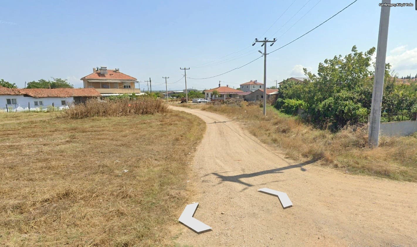 ÇANAKKALE BİGA GERLENGEÇ KÖY İÇİNDE 3.110m² SATILIK TARLA